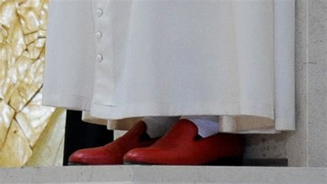 papst prada schuhe|Was es mit den roten Lederschuhen von Papst Benedikt XVI. auf .